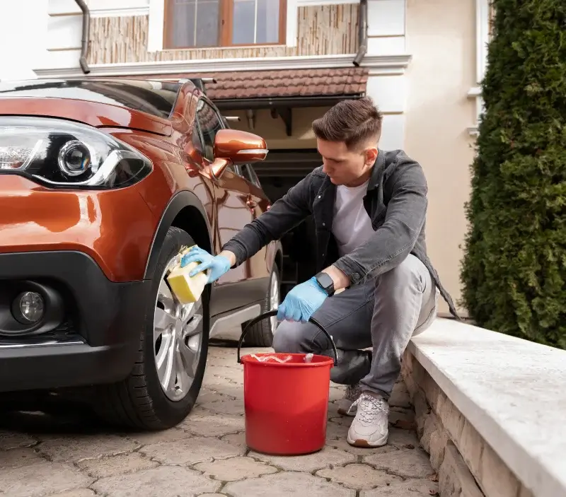 Lavage auto à domicile Bordezac : professionnel intervenant sur un véhicule